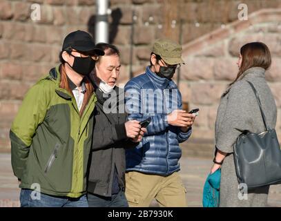 Kiev, Ucraina. 13 Marzo 2020. Uomini che indossano maschere protettive come misura preventiva contro un coronavirus (COVID-19). La prima morte di una persona infetta da coronavirus è stata segnalata e confermata dal Ministero della Salute in Ucraina. Credit: Sopa Images Limited/Alamy Live News Foto Stock