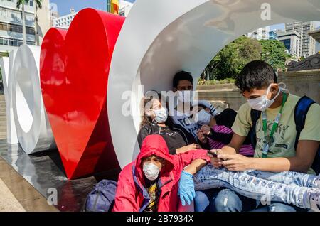 Caracas, Miranda, Venezuela. 14 Marzo 2020. I giovani parlano a Plaza Francia ad Altamira prima di andare al loro lavoro di fast food. Il coronavirus arrivò in Venezuela. Ciò è stato confermato dal vicepresidente del paese venerdì 13 marzo. Due cittadini venezuelani dello stato di Miranda a Caracas sono i primi casi confermati di coronavirus nel paese. Credit: Jimmy Villalta/Zuma Wire/Alamy Live News Foto Stock