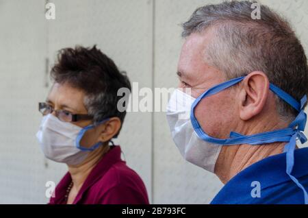 Caracas, Miranda, Venezuela. 14 Marzo 2020. Un uomo e una donna aspettano prima di entrare in una farmacia a Caracas. Il coronavirus arrivò in Venezuela. Ciò è stato confermato dal vicepresidente del paese venerdì 13 marzo. Due cittadini venezuelani dello stato di Miranda a Caracas sono i primi casi confermati di coronavirus nel paese. Credit: Jimmy Villalta/Zuma Wire/Alamy Live News Foto Stock