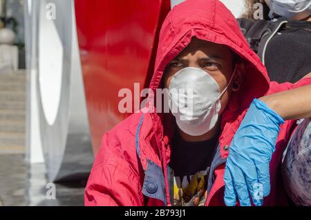 Caracas, Miranda, Venezuela. 14 Marzo 2020. Un giovane con un coperchio sulla bocca e i guanti riposano prima di andare a lavorare. Il coronavirus arrivò in Venezuela. Ciò è stato confermato dal vicepresidente del paese venerdì 13 marzo. Due cittadini venezuelani dello stato di Miranda a Caracas sono i primi casi confermati di coronavirus nel paese. Credit: Jimmy Villalta/Zuma Wire/Alamy Live News Foto Stock