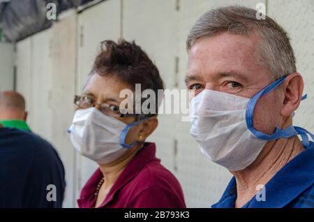 Caracas, Miranda, Venezuela. 14 Marzo 2020. Un uomo e una donna aspettano prima di entrare in una farmacia a Caracas. Il coronavirus arrivò in Venezuela. Ciò è stato confermato dal vicepresidente del paese venerdì 13 marzo. Due cittadini venezuelani dello stato di Miranda a Caracas sono i primi casi confermati di coronavirus nel paese. Credit: Jimmy Villalta/Zuma Wire/Alamy Live News Foto Stock