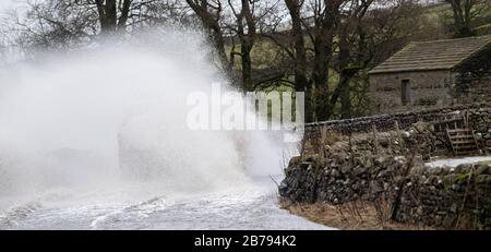 Traffico che si muove lungo le strade di Hawes, Wensleydale, North Yorkshire, dopo Storm Ciara colpito. Foto Stock