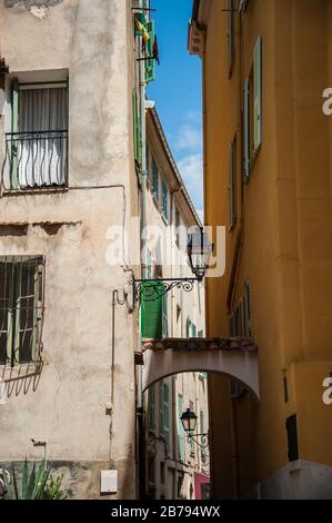 I caratteristici vicoli di vieux Menton Foto Stock