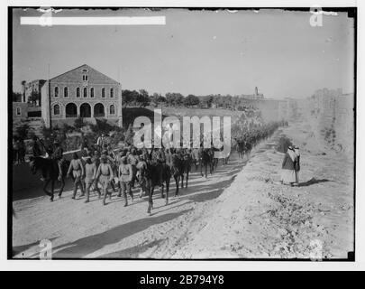 Ufficiali tedeschi che dirigono una linea di 600 prigionieri catturati vicino a Gerico, 15 luglio 1918 Foto Stock