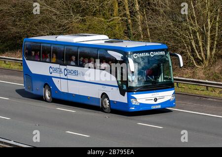 2018 MERCEDES-Benz Tourismo M2 auto BIANCO BLU che trasporta i passeggeri sulla M6 Motorway, Chorley, Regno Unito Foto Stock