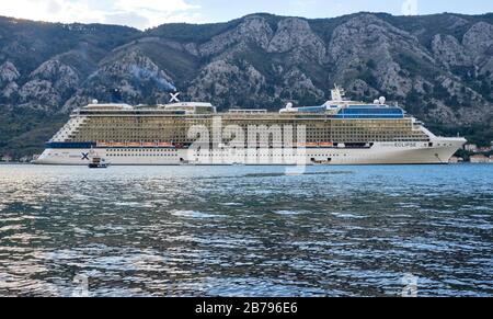 I passeggeri salgono a bordo della nave da crociera Celebrity Eclipse sotto gli occhi vigilanti dell'autorità portuale dopo la loro sosta di 8 ore in Montenegro. Kotor Foto Stock