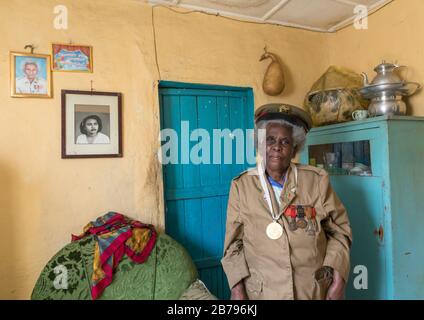 Veterana etiope della guerra italo-etiope in uniforme militare, Addis Abeba, Addis Abeba, Etiopia Foto Stock