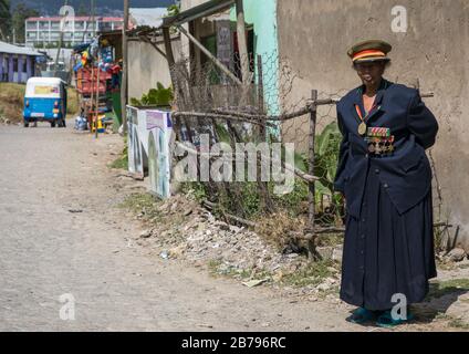 Veterana etiope della guerra italo-etiope in uniforme militare, Addis Abeba, Addis Abeba, Etiopia Foto Stock