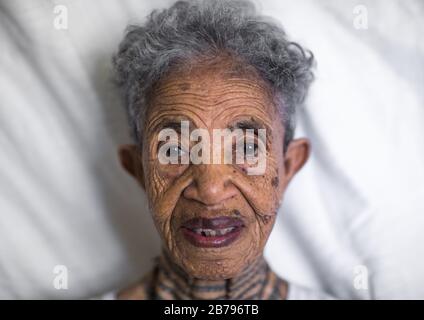 Veterana etiopica della guerra italo-etiope con i tatuini al collo, regione di Addis Abeba, Addis Abeba, Etiopia Foto Stock