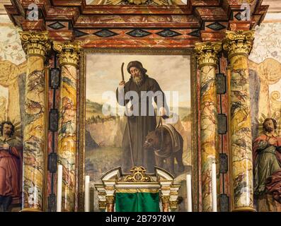 Santuario di San Romedio. Provincia di Trento Trentino Alto Adige, Italia, Europa. Interno della chiesa Foto Stock