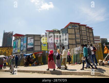 Cartelloni pubblicitari giganti nel centro della città, Addis Abeba Regione, Addis Abeba, Etiopia Foto Stock