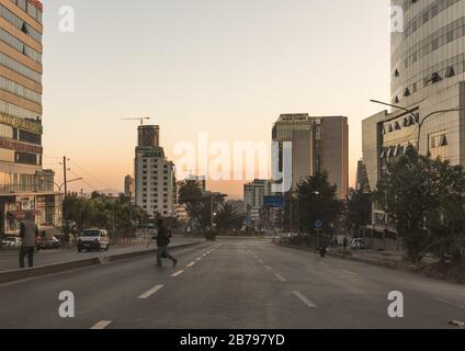 Grande strada vuota nel centro della città, Addis Abeba Regione, Addis Abeba, Etiopia Foto Stock