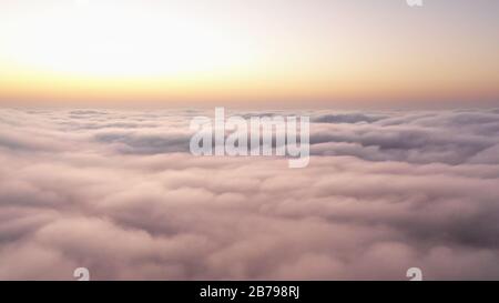 Vista aerea di un drone che vola sopra le nubi di nebbia in Empty Quarter. Liwa Desert, Abu Dhabi, Emirati Arabi Uniti. Foto Stock