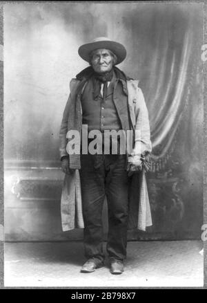 Geronimo, capo Apache, 1829-1909, ritratto a tutta lunghezza, in piedi, rivolto a sinistra Foto Stock