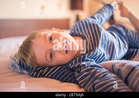 Cinque anni sorridendo nel letto dopo il risveglio Foto Stock