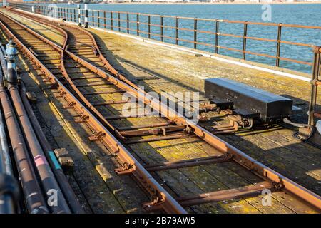 Southend Pier Railway. Due binari ferroviari si fondono vicino all'acqua, Southend-on-Sea, Regno Unito. Foto Stock