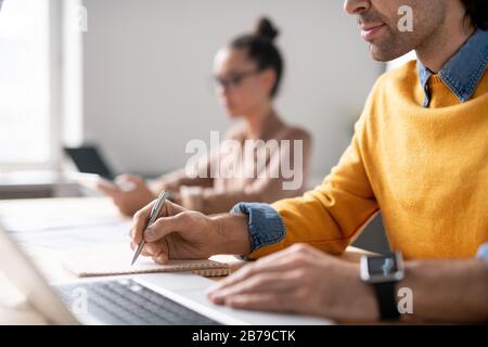 Due giovani donne di scrivere i loro pensieri in un diario di viaggio Foto  stock - Alamy