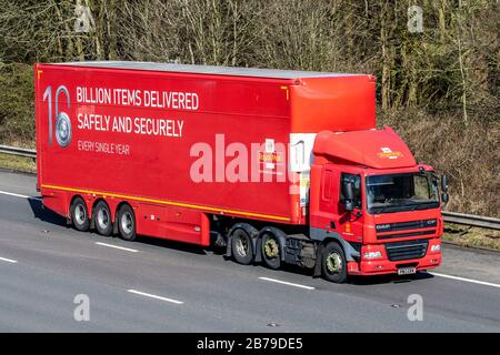 DAF CF autostrada. Red rimorchio articolato la guida su autostrada del Regno Unito la sua pubblicità16 miliardi gli oggetti consegnati ogni anno- pesante di merci alla rinfusa camion di consegna trasporti, autocarro, trasporto, carrello, cargo, veicolo, consegna, trasporti, industria, merci sulla M6 a Lancaster, Regno Unito Foto Stock