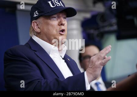 White House, Washington, Stati Uniti. 14 Marzo 2020. Il presidente Donald J. Trump risponde a una domanda dei media durante un briefing sulla stampa del coronavirus COVID-19 nella sala dei briefing della stampa alla Casa Bianca di Washington, DC, 14 marzo 2020. Ad oggi ci sono 2175 casi confermati di coronavirus COVID-19 negli Stati Uniti con 50 decessi. Foto di Shawn Thew/UPI Credit: UPI/Alamy Live News Foto Stock