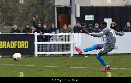 Fabio Tavares di Curzon Ashton segna il secondo obiettivo del gioco durante la partita della Vanarama National League North all'Horsfall Stadium di Bradford. Foto Stock