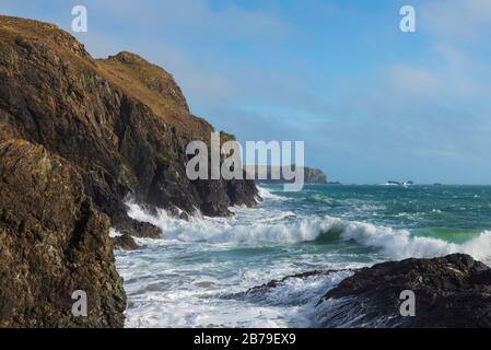 Onde al largo di Kynance Cove Foto Stock