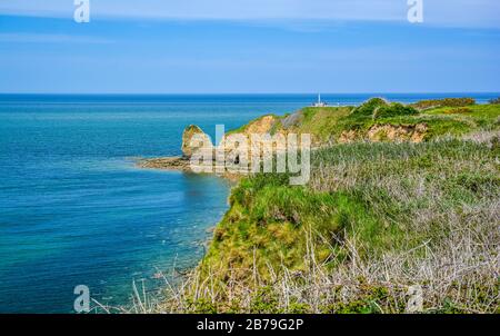 Pointe du Hoc, famoso sito della seconda guerra mondiale, in una giornata estiva di sole, in Normandia, Francia Foto Stock