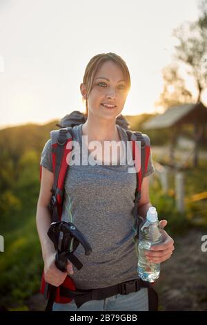 bella giovane donna escursioni all'alba in natura. vita sana, positivo, concetto di natura Foto Stock