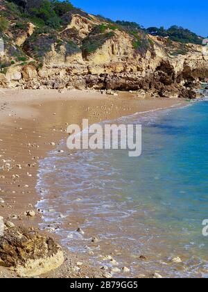 Bella stagione a Praia da Oura a Albufeira, sulla costa dell'Algarve in Portogallo Foto Stock