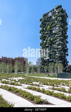 Bosco Verticale (Bosco verticale) è una coppia di torri residenziali (111 e 76 metri di altezza) progettato da Stefano Boeri e contengono più di 900 alberi Foto Stock