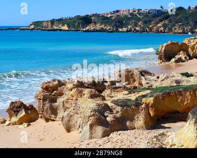 Bella stagione a Praia da Oura a Albufeira, sulla costa dell'Algarve in Portogallo Foto Stock