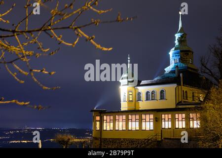 Palazzo Spitzhaus illuminato a Radebeul di notte, Sassonia, Germania Foto Stock