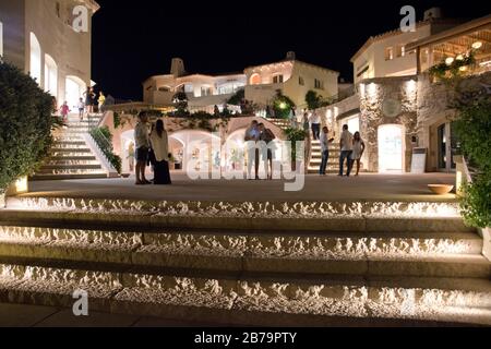 PORTO CERVO - 23 AGOSTO 2017. Persone e passeggiata con negozi a Porto Cervo, Sardegna, Italia. Foto Stock