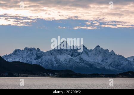 Montagne sull'isola di Austvågøya, Vesterålen, Norvegia settentrionale Foto Stock