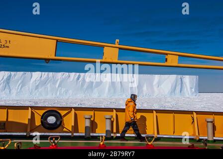 Iceberg tabulare dal Kapitan Khlebnikov, Oceano Meridionale, Antartide. Foto Stock