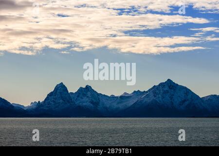 Montagne sull'isola di Austvågøya, Vesterålen, Norvegia settentrionale Foto Stock