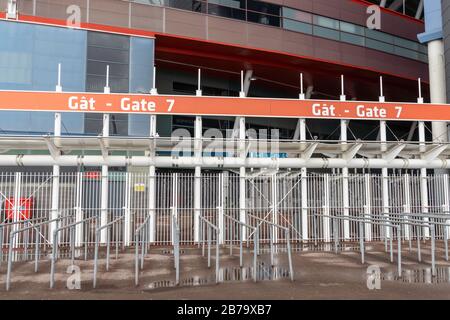 Principality Stadium, Cardiff, Galles, Regno Unito. 14 marzo 2020. Gli appassionati di rugby scozzesi e gallesi si mescolano per le strade del centro di Cardiff a seguito della cancellazione tardiva della partita di campionato Delle Sei Nazioni tra Galles e Scozia, a causa dell'epidemia di Coronavirus. Molti tifosi erano già arrivati al capitol City pronti per il gioco che doveva essere giocato oggi, 14 marzo, come la WRU aveva precedentemente consigliato che il gioco sarebbe andare avanti. Credit: Haydn Denman/Alamy Live News. Foto Stock