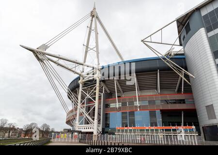 Principality Stadium, Cardiff, Galles, Regno Unito. 14 marzo 2020. Gli appassionati di rugby scozzesi e gallesi si mescolano per le strade del centro di Cardiff a seguito della cancellazione tardiva della partita di campionato Delle Sei Nazioni tra Galles e Scozia, a causa dell'epidemia di Coronavirus. Molti tifosi erano già arrivati al capitol City pronti per il gioco che doveva essere giocato oggi, 14 marzo, come la WRU aveva precedentemente consigliato che il gioco sarebbe andare avanti. Credit: Haydn Denman/Alamy Live News. Foto Stock