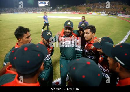 Ultimo ostacolo del Bangladesh Team guidato dal capitano uscente Mashrafe Bin Mortaza (C) durante la terza partita ODI contro lo Zimbabwe in SICS, Sylhet, Banglades Foto Stock