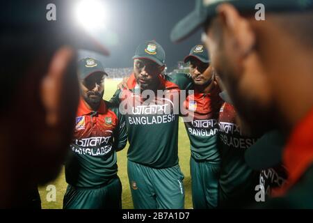 Ultimo ostacolo del Bangladesh Team guidato dal capitano uscente Mashrafe Bin Mortaza (C) durante la terza partita ODI contro lo Zimbabwe in SICS, Sylhet, Banglades Foto Stock