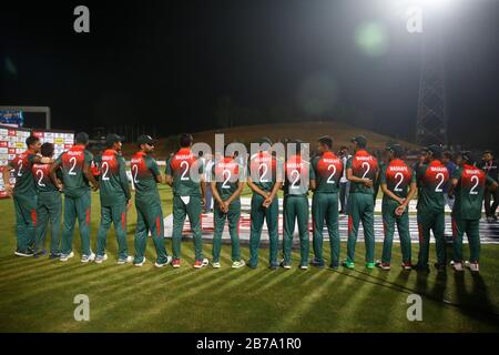 I membri del Bangladesh ODI Cricket Team indossano il mashrafe Bin Mortaza jursy mentre celebrano il suo ultimo incontro come capitano vincendo la terza ODI ag Foto Stock