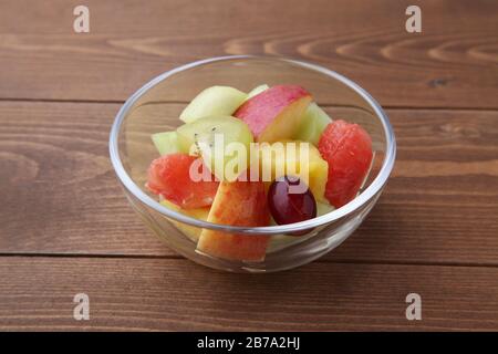 dessert di frutta fresca isolato sul tavolo di legno Foto Stock