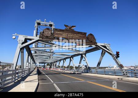 Lato Di Portsmouth Del Ponte Commemorativo, Fiume Di Spanning Piscataqua, Portsmouth, New Hampshire, New England, Stati Uniti D'America, America Del Nord Foto Stock