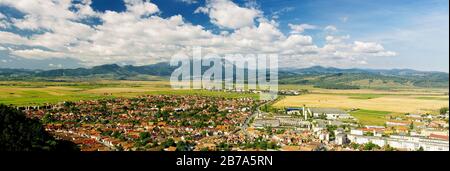 Vista di Rasnov dalla fortezza Foto Stock