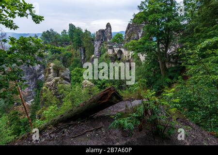 Il famoso ponte di Basteibruecke in Svizzera sassone in una giornata nuvolosa Foto Stock