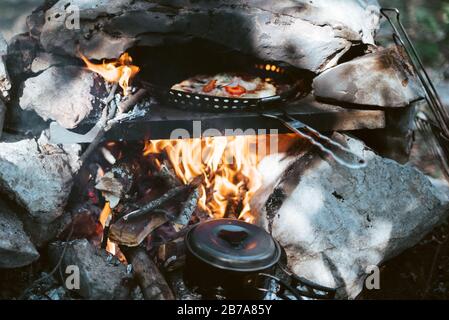 Pizza all'aperto in forno a pietra improvvisato Foto Stock