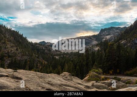 Dettaglio del cielo al tramonto sulla montagna rocciosa accanto a Emerald Bay nel lago Tahoe Foto Stock