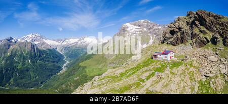 Valmalenco (IT) - Rifugio Longoni - 2450 s.l.m. Vista aerea verso il Monte Disgrazia Foto Stock