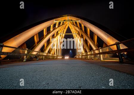 Sneek, Paesi Bassi, settembre 2020. Vista perpendicolare di un ponte con un'apertura in travi di legno curve, senza traffico Foto Stock