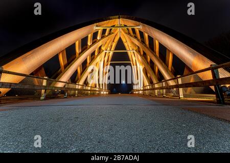 Sneek, Paesi Bassi, settembre 2020. Vista perpendicolare di un ponte con un'apertura in travi di legno curve, senza traffico Foto Stock