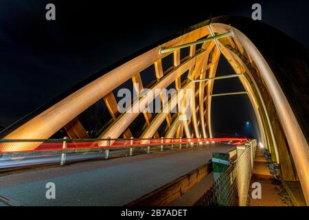 Sneek, Paesi Bassi, settembre 2020. Vista perpendicolare di un ponte con un'apertura in travi di legno curve, senza traffico Foto Stock